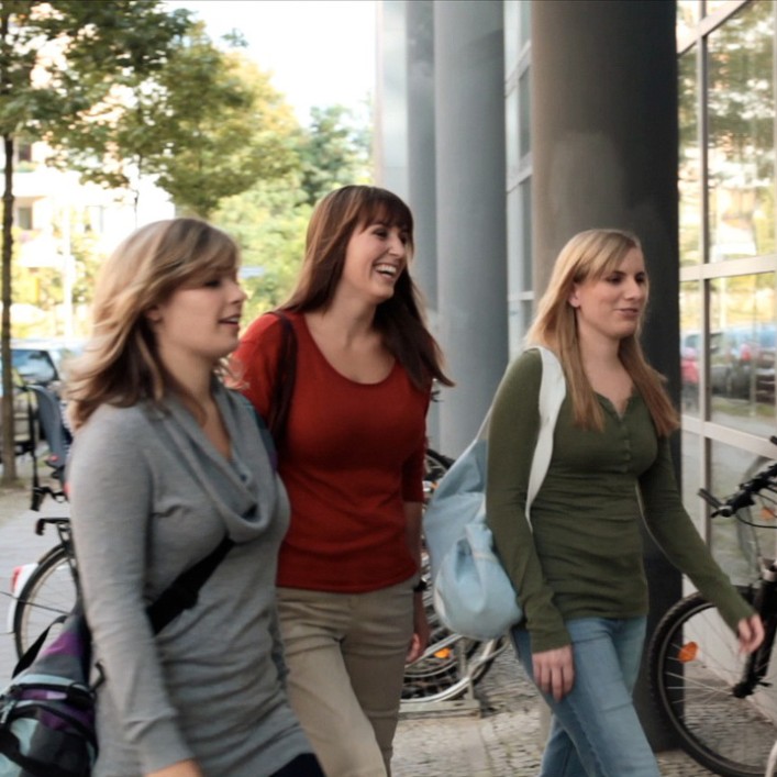 Vanessa with Genium prosthesis walking around with her friends.