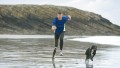 John courant sur la plage avec une prothèse de course.