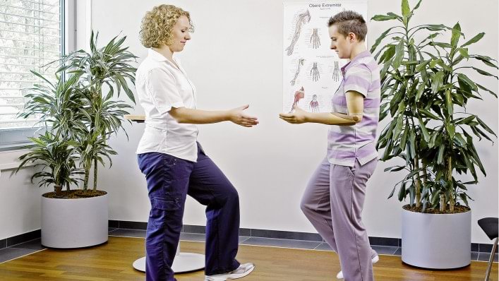 Therapist explains how to concentrate on body balance and using the prosthesis at the same time.